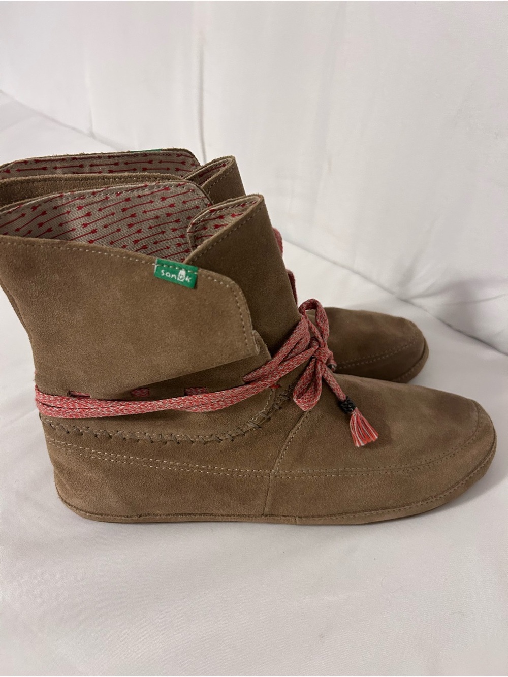 Sanuk Women’s Tan Suede Lace-Up Ankle Boots with Coral Laces - Picture 2 of 8